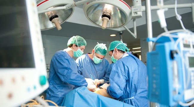 Plagosja me thika në Berat/ Një prej të plagosurve futet në operacion