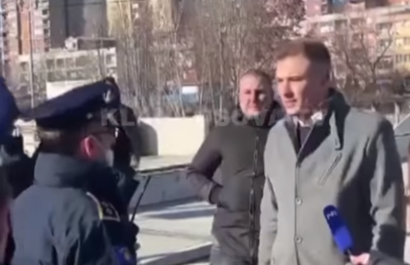 Polici e kthen mbrapa serbin që mësyn të votoj në jugun e Mitrovicës (Video)