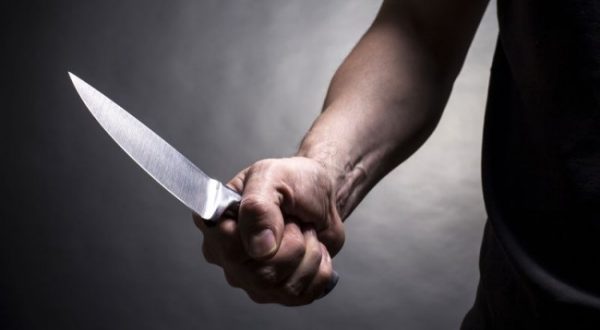 Sherr mes dy të rinjve në Korçë, plagoset me thikë 24-vjeçari