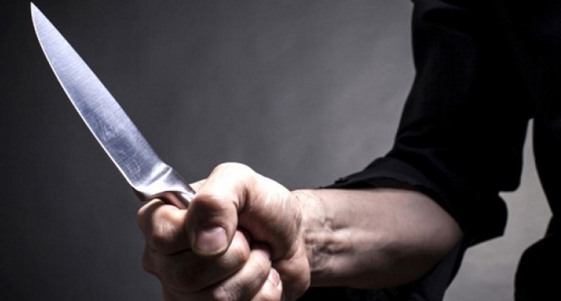 Plagosën rëndë me thikë një burrë, arrestohen 3 shqiptarë në Itali