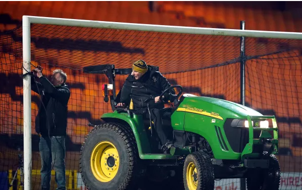 Shtrembërohet porta në kampionatin anglez, difektin e rregullon… traktori