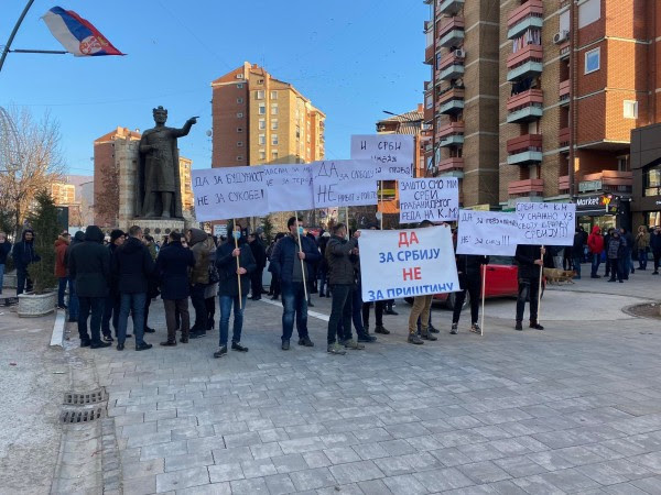 Serbët protestojnë në Mitrovicë, kërkojnë mbajtjen e referendumit