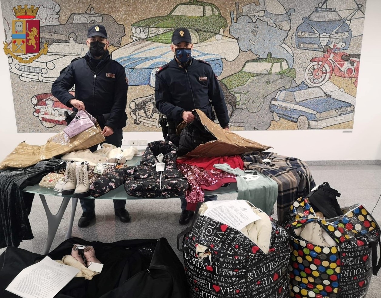 Shkatërrohet banda e shqiptarëve: Vidhnin rroba H&M në qendrat tregtare në Itali dhe i shisnin Tiranë, Durrës dhe Vlorë