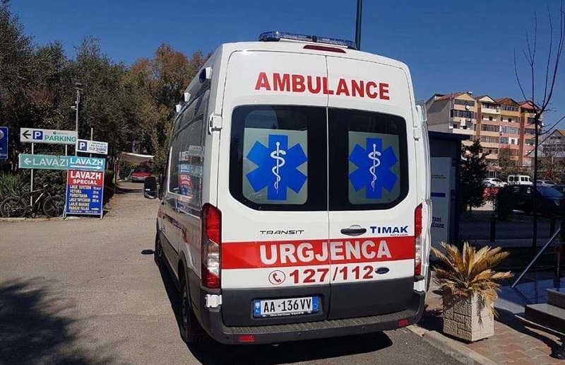 Makina doli nga rruga dhe përfundoi në kanal, shoferi 20-vjeçar në Korçë niset me urgjencë në spital