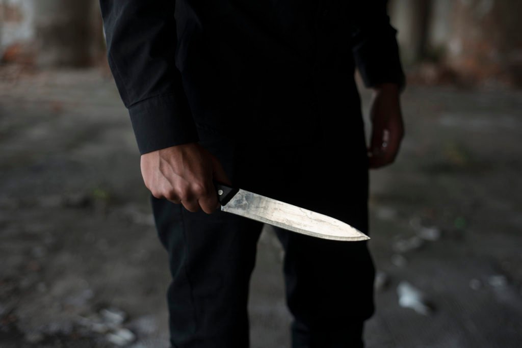 49-vjeçari në Lushnje kërcënon me thikë dhe rreh me grushte një shtetas: Më jep lekët