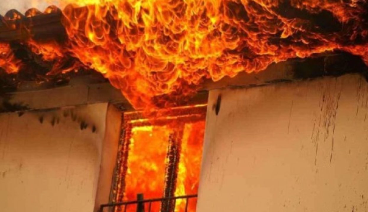 Zjarr në Gjirokastër, shkrumbohet plotësisht nga flakët një banesë