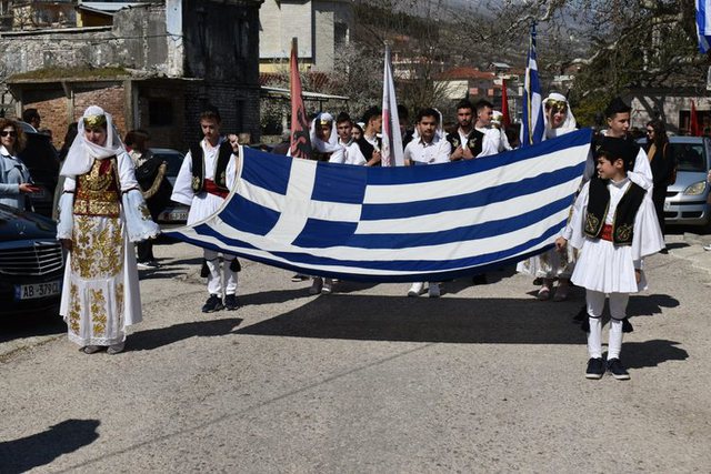 Me flamurin grek, veshje, këngë e valle tradicionale/ Dropulli feston 201-vjetorin e Revolucionit Grek