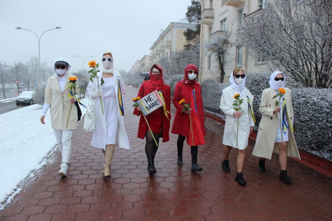 Gratë në Bjellorusi dalin për të protestuar kundër luftës në Ukrainë në mënyrën e veçantë