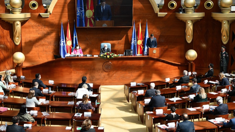 “E Majta” dorëzoi në Kuvend nismën për referendum