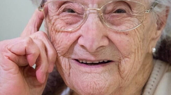 112-vjeçarja tregon sekretin e saj të jetëgjatësisë: Unë pi verë dhe ha lehtë