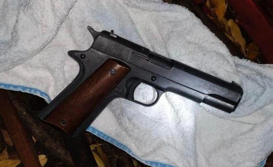 Gjendet pistoletë në oborrin e një shkolle në Tetovë