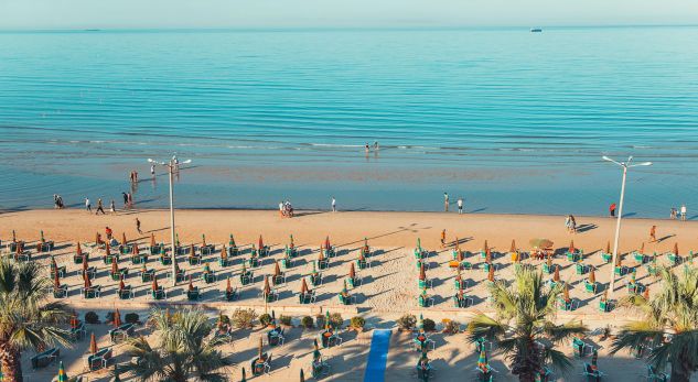 Sezoni veror në Durrës/ Operatorët turistikë: Po marrim punonjës nga Azia dhe Serbia