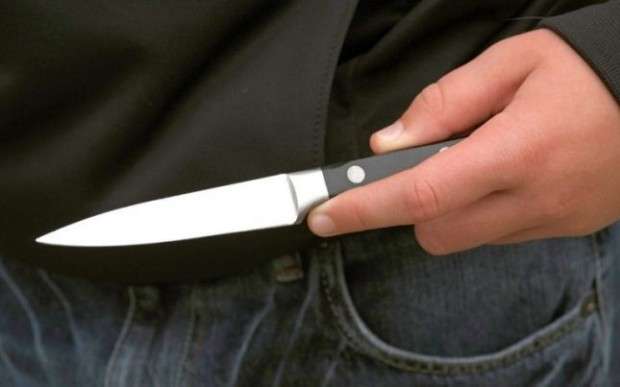 Theret me thikë një person në Prishtinë