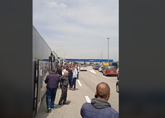 Autobusa të mbushur me qytetarë largohen nga Maqedonia