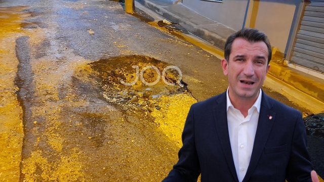 Tiranë/ Kryetarit të Bashkisë i plasin ujërat e zeza në mes të rrugës