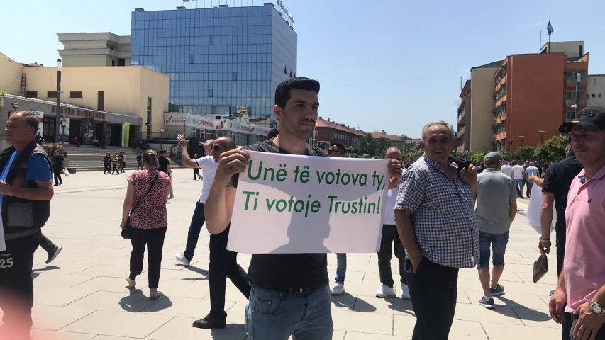 “Unë të votova ty, ti votoje trustin”, protestohet pro tërheqjes së Trustit