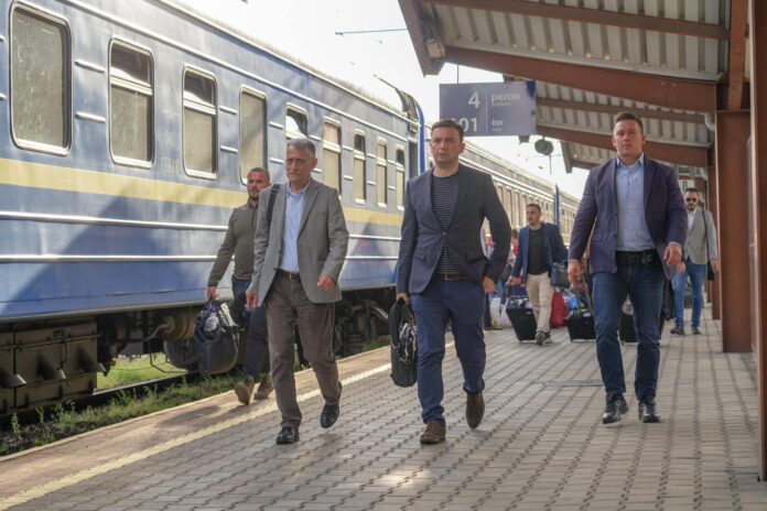 Edhe një ministër shqiptar “zbarkon” në Ukrainë