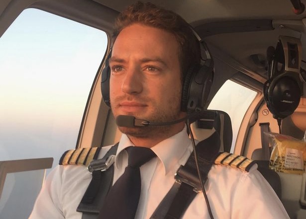 Piloti grek masakroi gruan e tij, fansja misterioze marroset pas tij: E dua, është i ëmbël