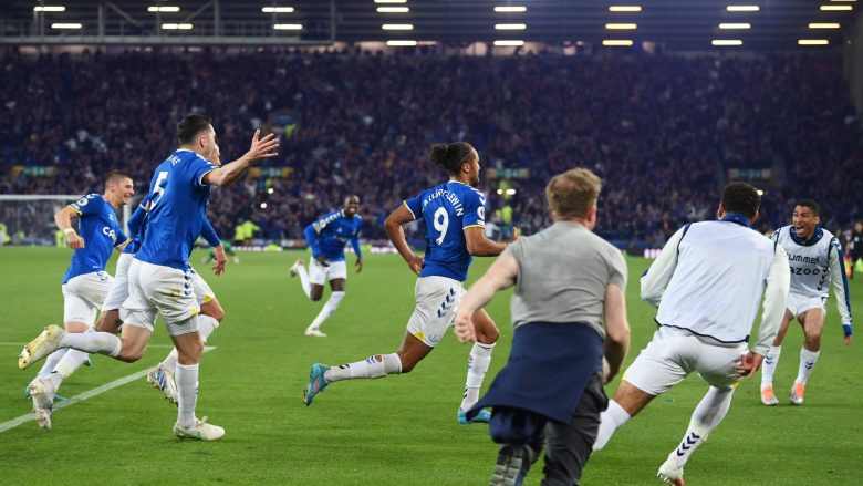 Everton siguron qëndrimin në Premier League, tifozët pushtojnë fushën