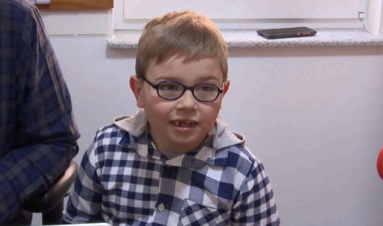 7-vjeçari nga Tetova me inteligjencë të jashtëzakonshme! Është klasa e dytë, por i zgjidh detyrat e shkollave të mesme