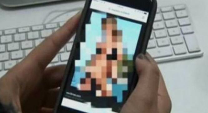 Burri në Fushë Kosovë u dërgon familjarëve foto intime të gruas: Kjo dhe motrat e saj shiten për para