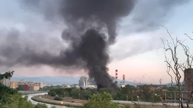 Shpërthen zjarr në fabrikën e vjetër “Komuna” në Shkup