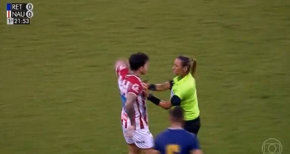 “Çmendet’ futbollisti, tenton të godasë arbitren se e ndëshkoi me të kuq