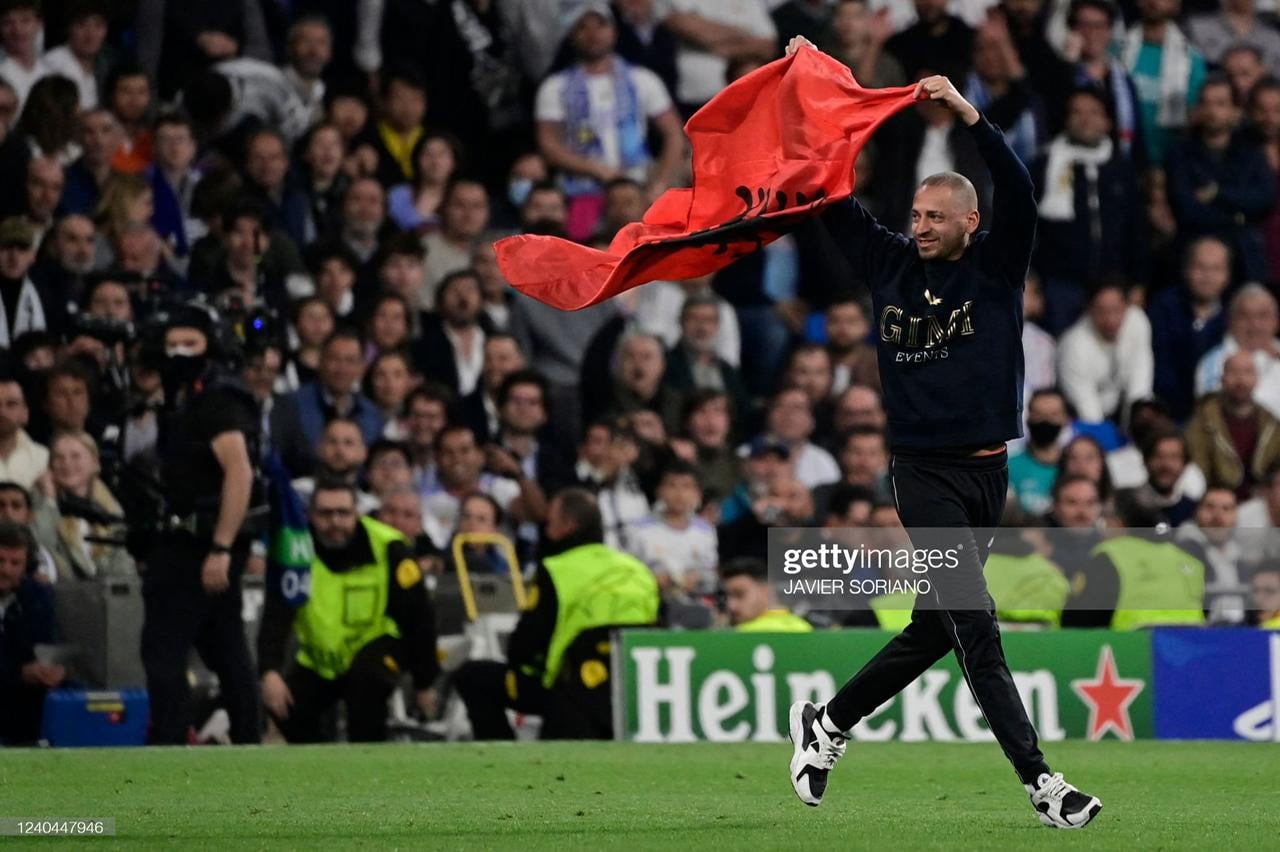 Tifozi me flamur shqiptar ndërpret ndeshjen e Championsit dhe shkon të takojë Benzema