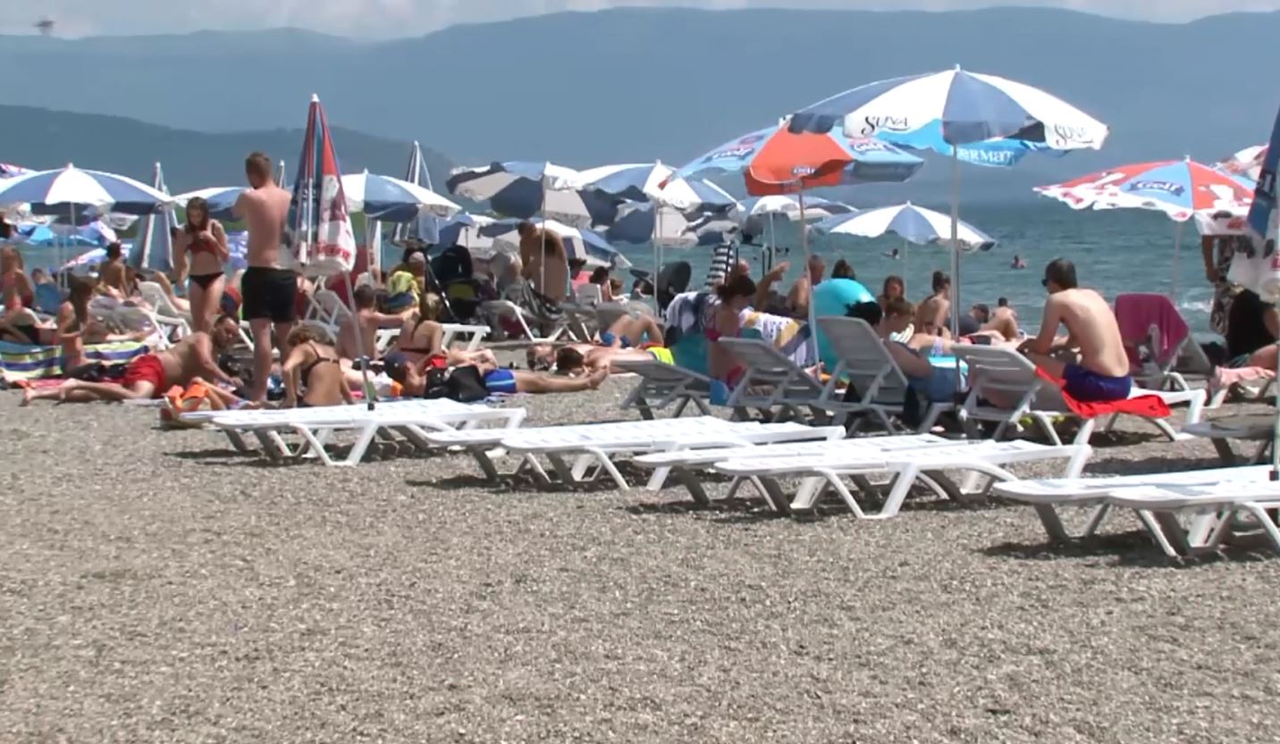 Edhe këtë sezon plazhet në Ohër të pa rregulluara