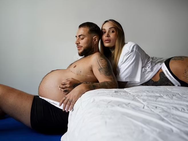 Në fushatën për Ditën e Nënë, Calvin Klein reklamon të brendshmet përmes një burri shtatzënë