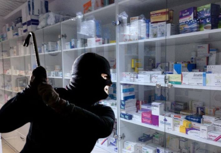 Vidhet gjatë natës farmacia në Tiranë, hajdutët grabisin 10 mijë lekë