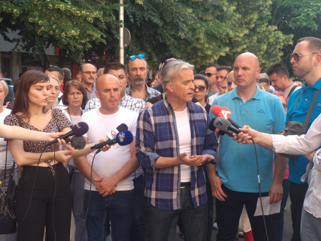 Të punësuarit në Drejtorinë e Librave Amë protestuan para Ministrisë së Financave