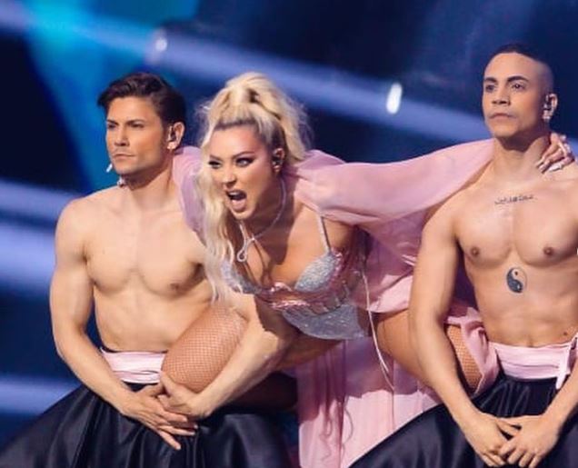 U kritikua për skenë orgjie në Eurovizion/ Ronela ndaj kritikëve: Të kalbur, turp!