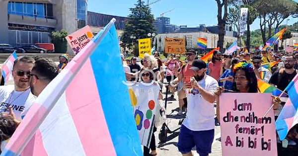 Tirana “pushtohet” nga parada LGBTQI: “Ne jemi familje”