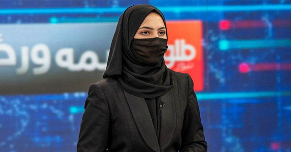 Prezantueset femra në Afganistan mbulojnë fytyrën në TV