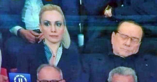 Pleqëria bën të vetën, Berlusconin e zë gjumi pranë bjondes se*si