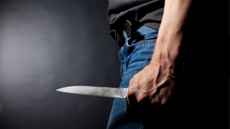 E rëndë! Një person i paidentifikuar i ngul thikën 50-vjeçarit në Durrës
