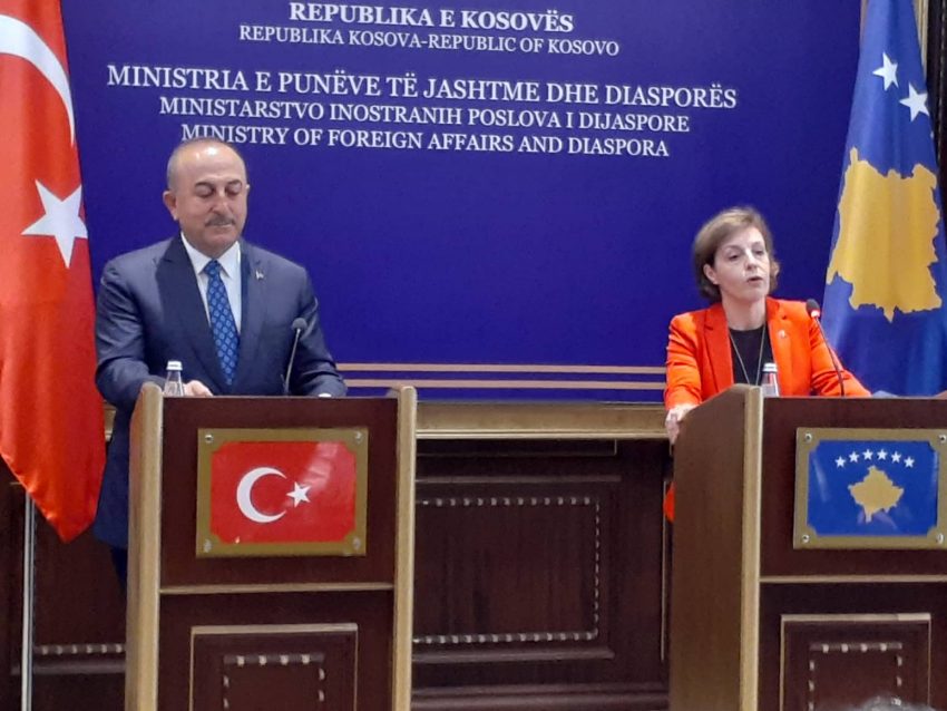 Gërvalla nënshkruan marrëveshje bashkëpunimi me homologun e saj Çavuşoğlu, për rritjen e fluturimeve mes Kosovës dhe Turqisë