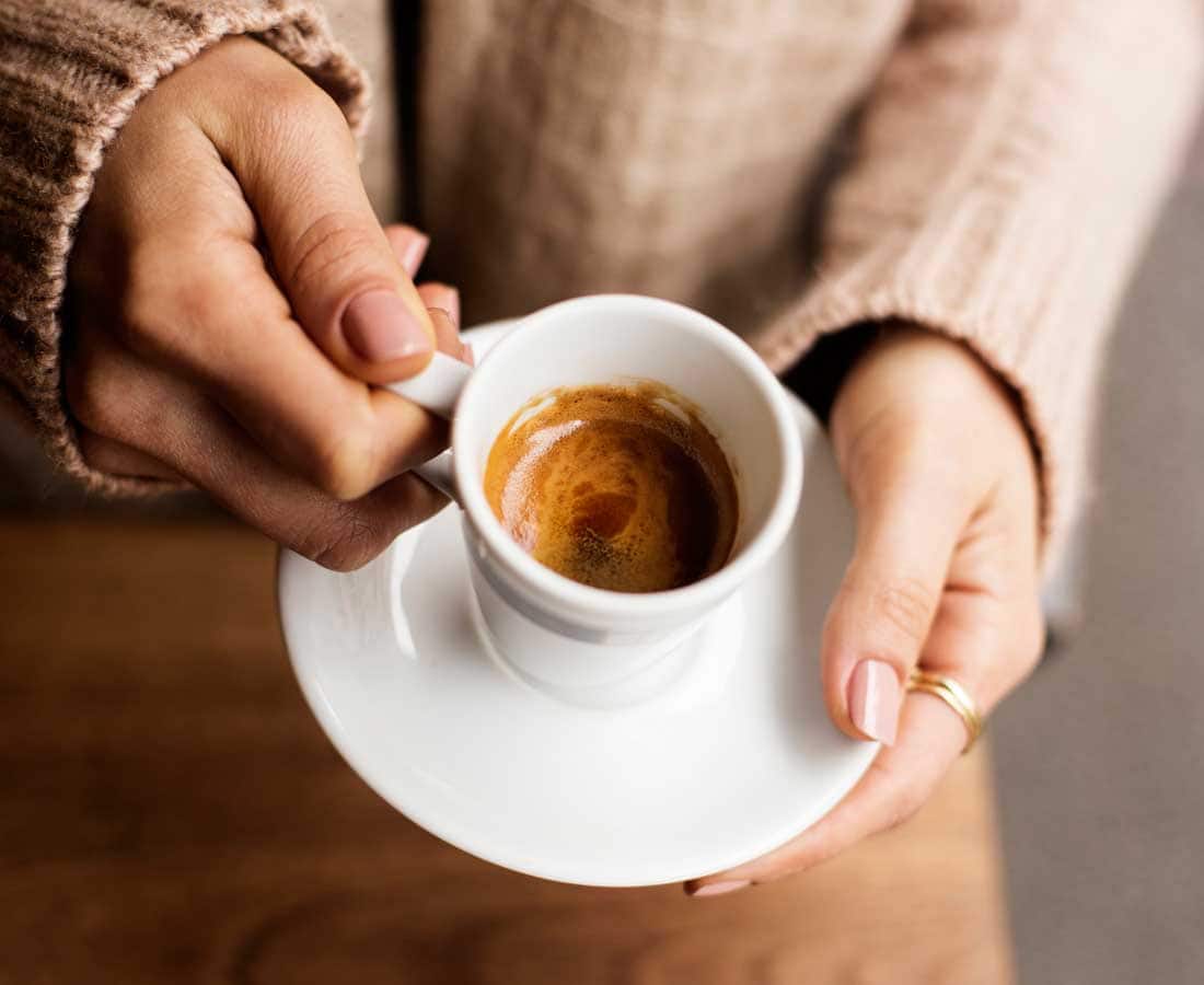 Sipas një studimi të ri, ata që e pijnë kafen me sheqer, jetojnë më gjatë