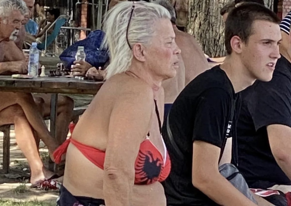 E moshuara në Serbi vesh bikini me flamurin kuqezi, serbët çmenden: Është provokim