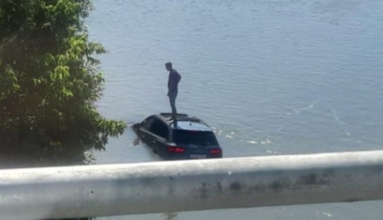 Shoferi bie në lum me veturë Audi Q7, shpëtoi duke hypur mbi kulmin e saj (Video)