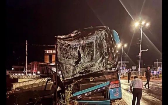 Aksident i rëndë trafiku në Gjilan, autobusi përplaset për shtyllë elektrike