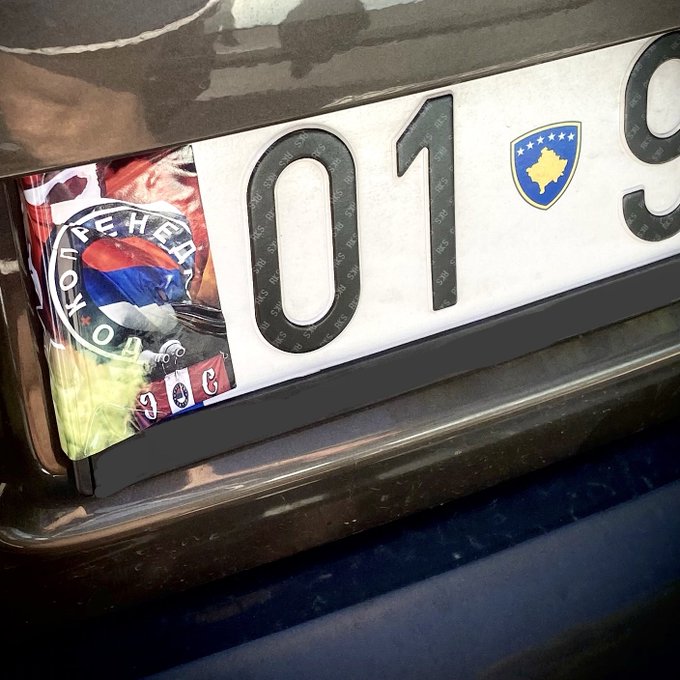 Ish-diplomati kosovar shkon për pushime në Greqi, serbët ia vandalizojnë makinën