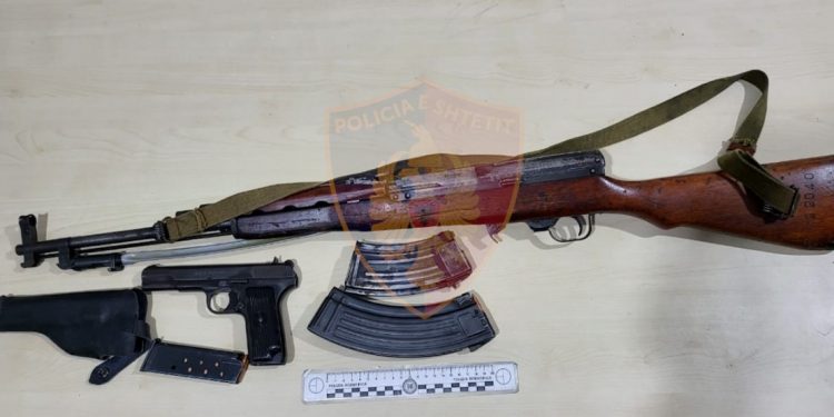 Kapet 38-vjeçari në Kurbin, policia i gjen në shtëpi një pushkë dhe municion luftarak