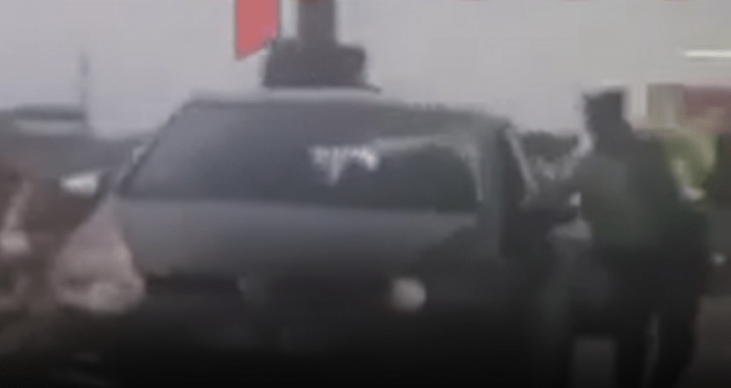 Qytetari nuk i bindet policit, me veturë e tërheq për krahu (Video)
