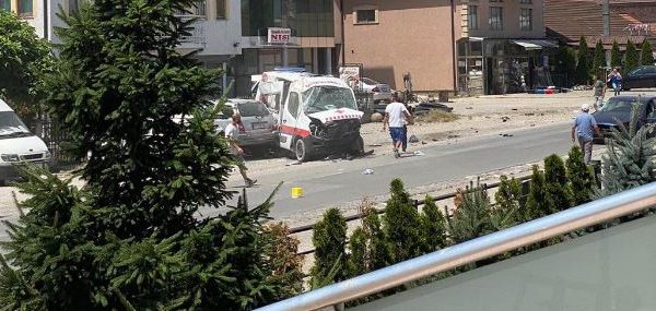 Aksident mes autoambulancës dhe veturës në Gjakovë