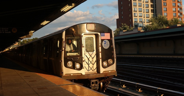 Tmerr në metro: Një burrë vdes pasi rrobat i ngecin në dyert e trenit