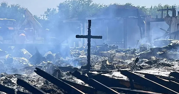 Foto e pabesueshme nga Teksasi/ Zjarri shkatërron gjithë kishën por jo kryqin  