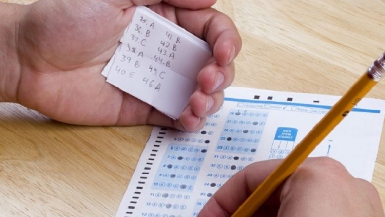 Probleme në testin e maturës, mbi 100 nxënës përjashtohen për shkak të kopjimit