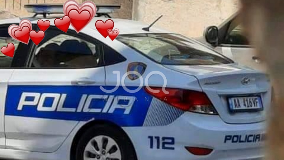 Dy policët ‘festojnë’ hapjen e negociatave, puthje ‘të zjarrta’ brenda makinës